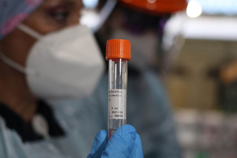 Minsal confirma primer contagio en Chile de nueva variante del COVID-19