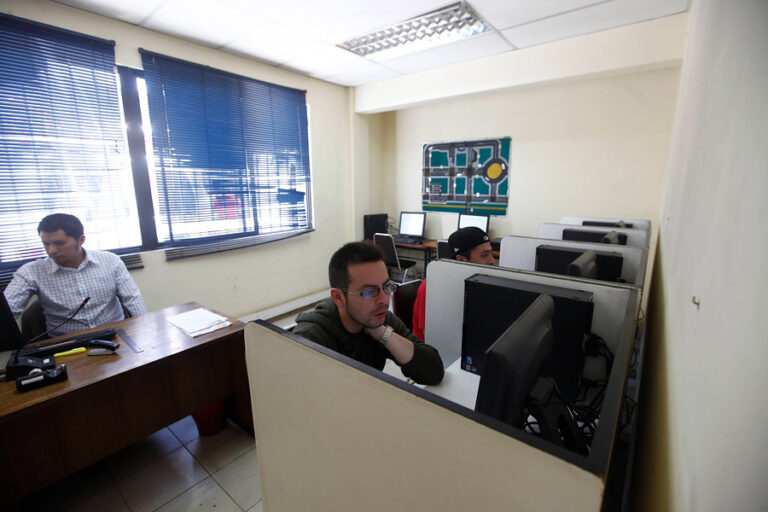 Cuento del tío: Advierten estafa en venta de licencias de conducir falsas en Estación Central