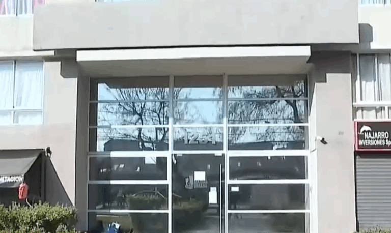 Vecinos de Santiago Centro realizan cacerolazos para protestar por alza en gastos comunes