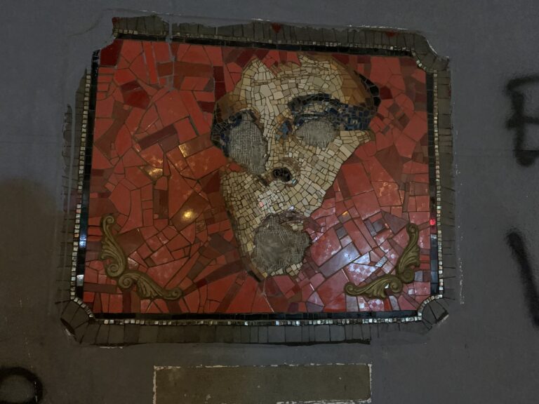 Mosaico en homenaje a Pedro Lemebel fue atacado con martillos por dos hombres