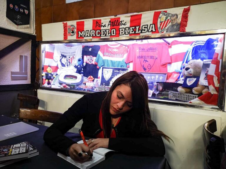 Andrea D´Emilio, autora de “Los locos del Loco”: “Bielsa es el único entrenador con hinchada propia”