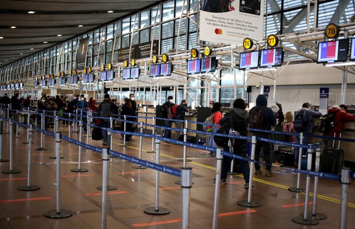 Aeropuerto de Santiago: Implementan medidas para agilizar los tiempos de espera