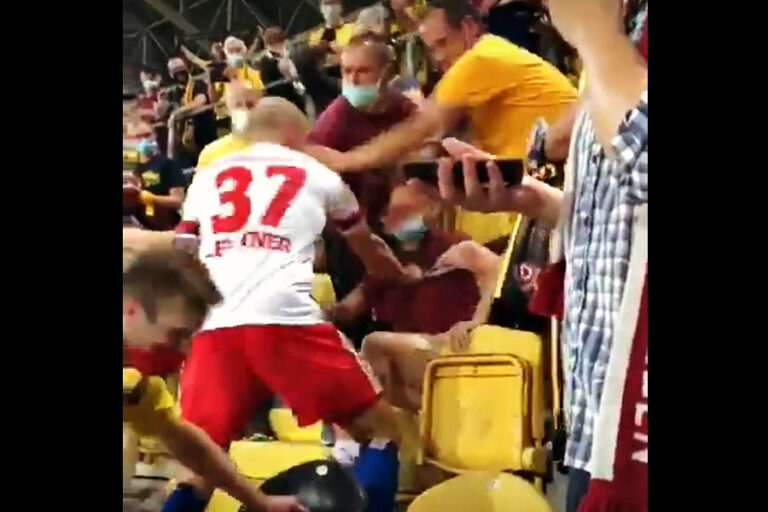 Defensa alemán no aguantó insultos y fue hasta la tribuna para agredir a un hincha