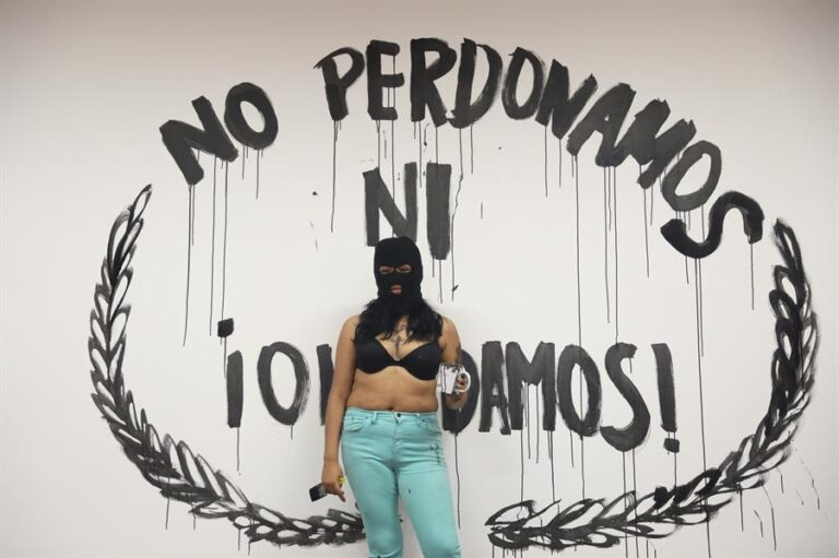Feministas se tomaron la Comisión de DD.HH de México para presionar atención a casos de violencia de género
