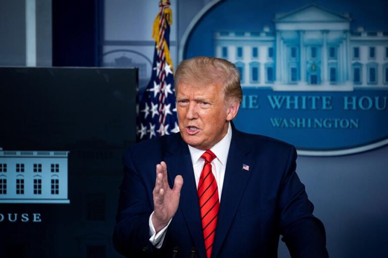 Trump atacó a la prensa en visita a la ciudad donde policía le disparó a Jacob Blake