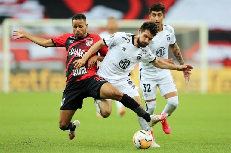 Colo Colo cayó ante Paranaense con dos autogoles y los memes no se hicieron esperar