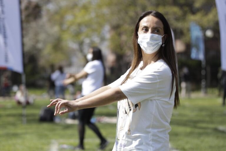Cecilia Pérez bailó zumba y entregó recomendaciones para hacer deporte en la Fase de Preparación