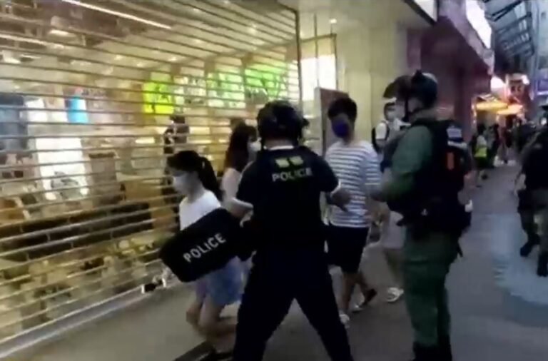 Familia de niña violentamente detenida por policía de Hong Kong dice que compraba útiles escolares