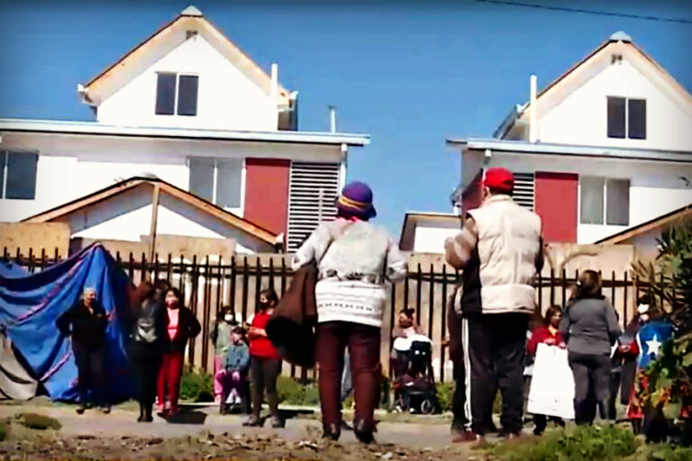 Denuncian que proyecto social no cumplió con entrega de casas y familias afectadas acamparon en el lugar