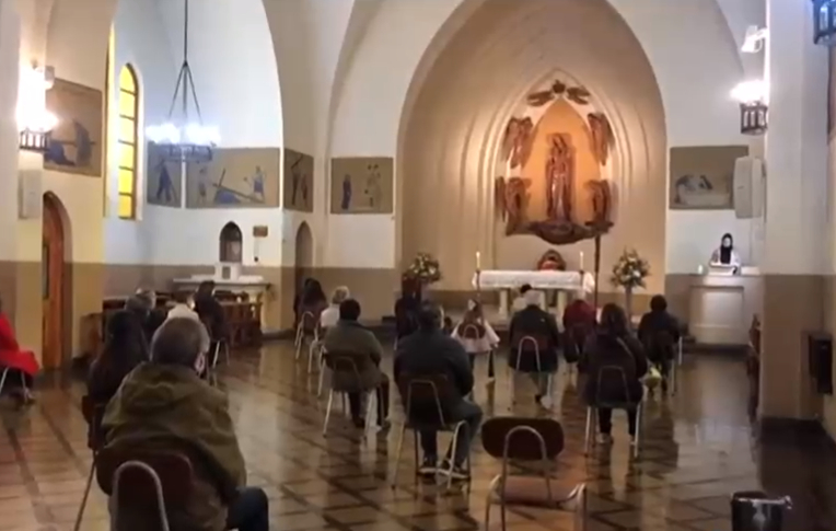 Iglesias de Las Condes reabrieron sus puertas este domingo con un aforo 25 personas