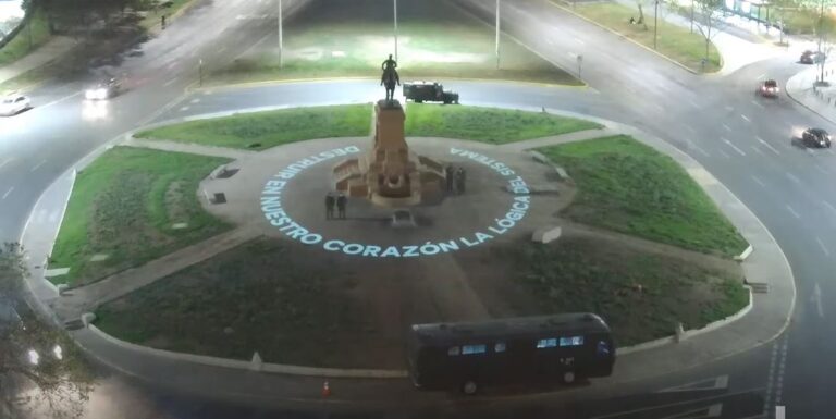 Plaza Baquedano: Carabineros apuntó con foco una proyección lumínica autorizada
