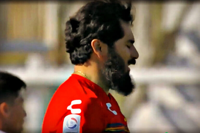 Johnny Herrera jugó de delantero en el último minuto de la derrota de Everton