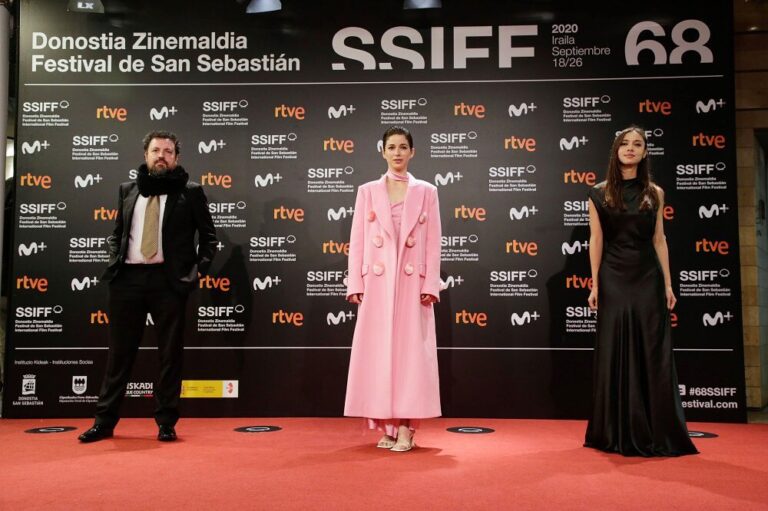Cinta protagonizada por Mariana Di Girolamo fue ovacionada en San Sebastián: Actriz deslumbró en la alfombra roja