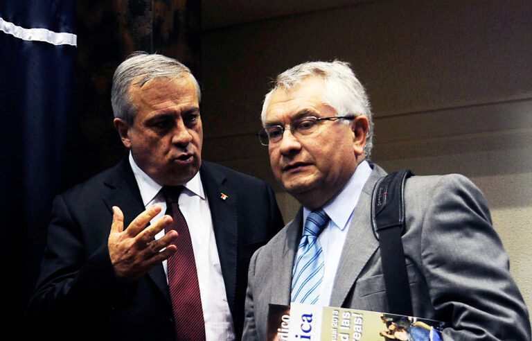 Fiscalía recurre a la Suprema luego que ministro Paris se negara a entregar correos de Mañalich