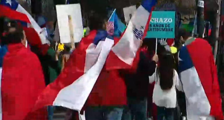 Adherentes del Rechazo realizan marcha en Las Condes: Organizador asegura que cuenta con autorización del Ejército