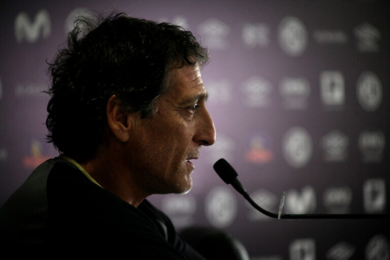 La discusión de Mario Salas con periodista que contestó llamada del jefe en conferencia