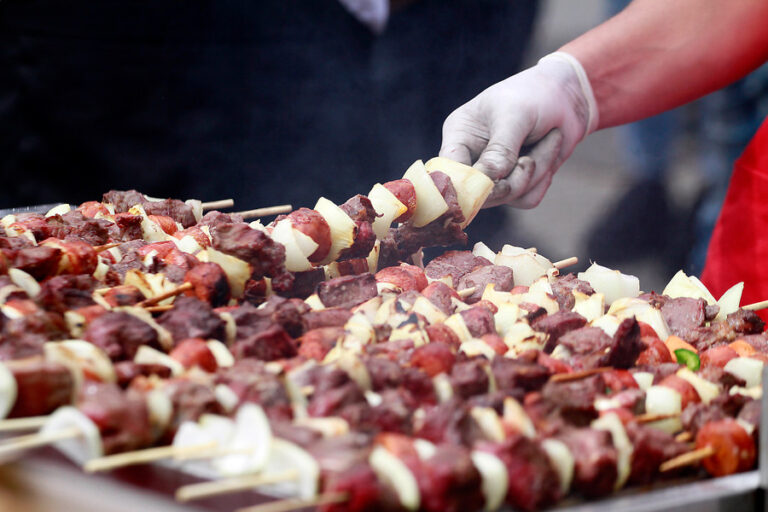 Conoce las enfermedades que podrían afectarte en Fiestas Patrias y en qué casos acudir a urgencias
