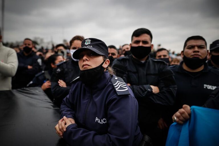 Argentina: Policía protesta afuera de la residencia presidencial exigiendo aumento de salarios