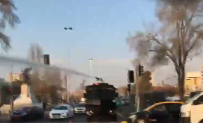 Manifestantes llegaron hasta Plaza Italia y fueron dispersados por Carabineros con carro lanzaguas