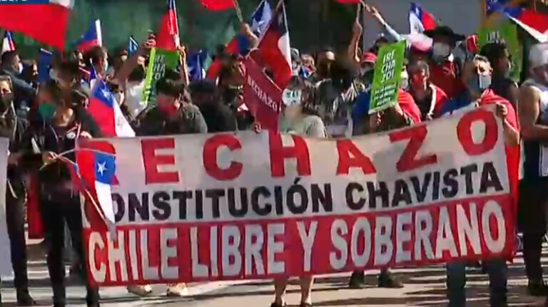 Personas a favor del Rechazo piden postergar plebiscito en nueva manifestación en Las Condes