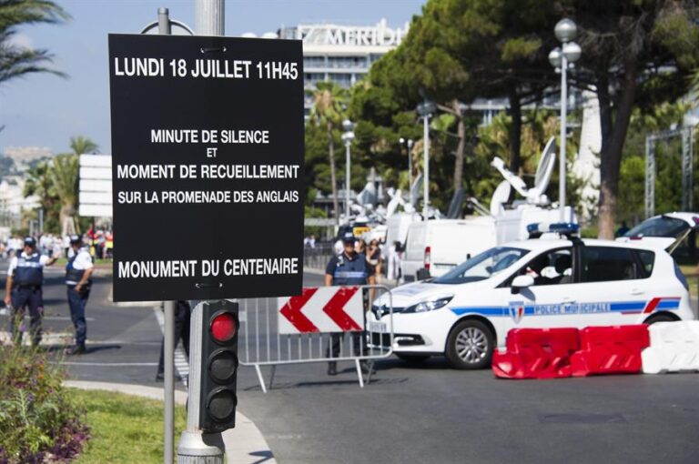 Ataque de desconocido en iglesia de Niza deja al menos tres muertos: Alcalde apuntó terrorismo