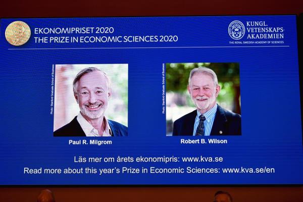 Entregan Premio Nobel de Economía a Robert B. Wilson y Paul R. Milgrom por sus innovaciones en la teoría de las subastas
