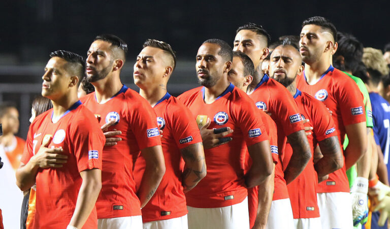 Rueda prepara una formación con 3 defensores para enfrentar a Uruguay