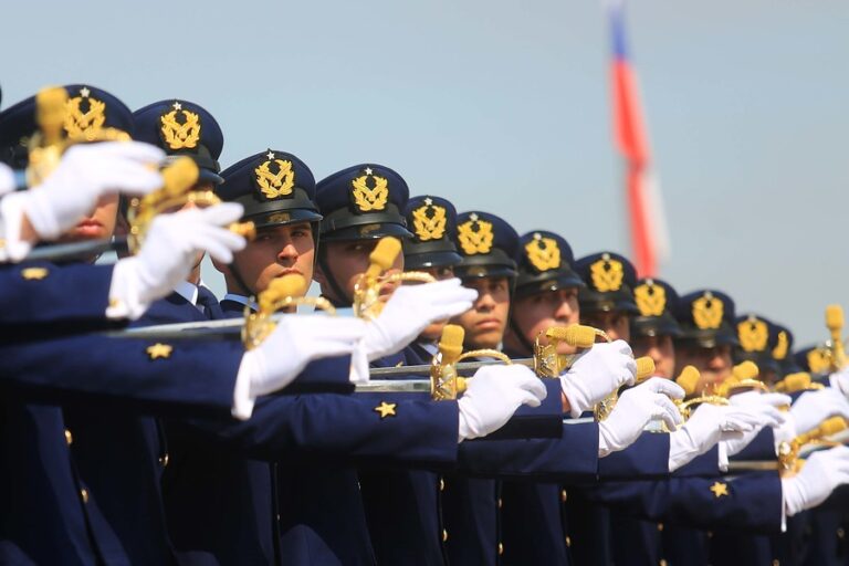 Temuco: Detienen a dos funcionarios de la FACh por lanzar piedras a Carabineros