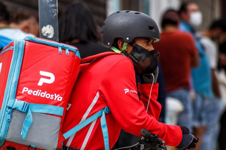 Por primera vez en Chile: Tribunal reconoce relación laboral entre app de delivery y repartidor