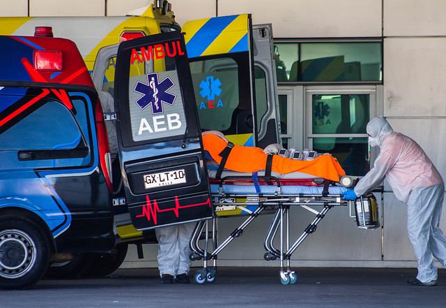 Uno de cada cuatro fallecidos por COVID-19 murió sin haber sido hospitalizado: 80% vivía en la RM