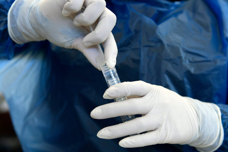 Mujer sufre fuga de líquido cerebral tras realizarse test nasal de COVID-19: Estudio indica que es un caso único