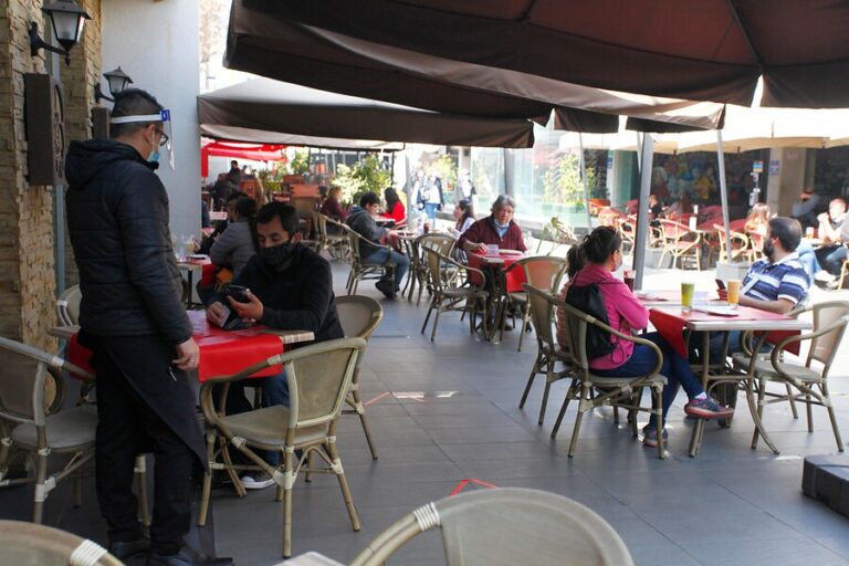 Restaurantes sin terraza solicitan al gobierno funcionar en espacios interiores con 50% de aforo