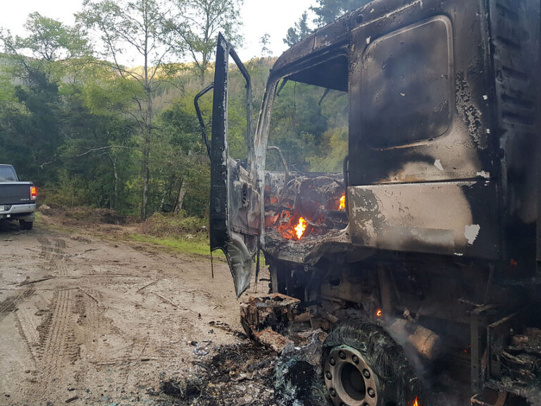 La Araucanía: Ataque incendiario en Carahue deja al menos 9 camiones quemados