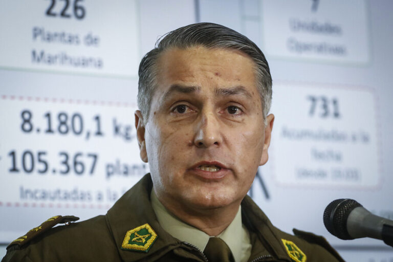 Oposición exige la renuncia de Mario Rozas tras criticado procedimiento de Carabineros en río Mapocho