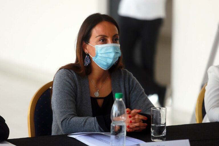 “Deberían liberar el audio”: Ministra Pérez molesta con el arbitraje y el VAR por el penal no cobrado a Chile