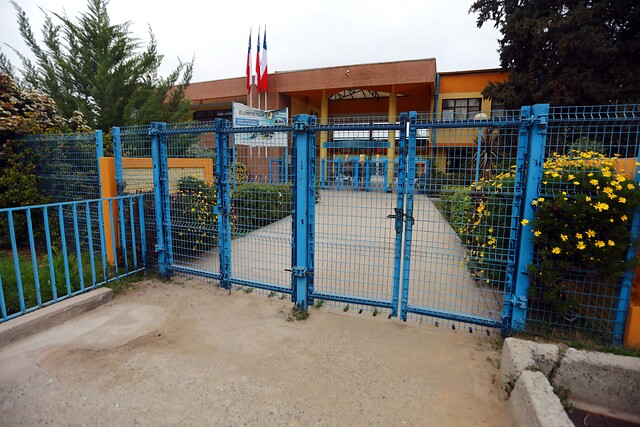Retorno a clases: No llegó ningún alumno y apoderados protestaron en liceo de Pirque
