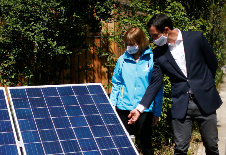 Gobierno presenta programa Casa Solar que facilita el acceso a paneles con sistemas fotovoltaicos