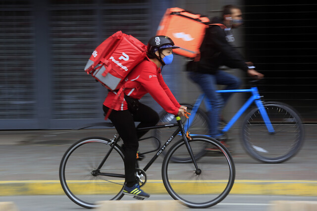 Iniciativa busca que repartidores de delivery paguen patente municipal en comunas de la zona oriente de Santiago