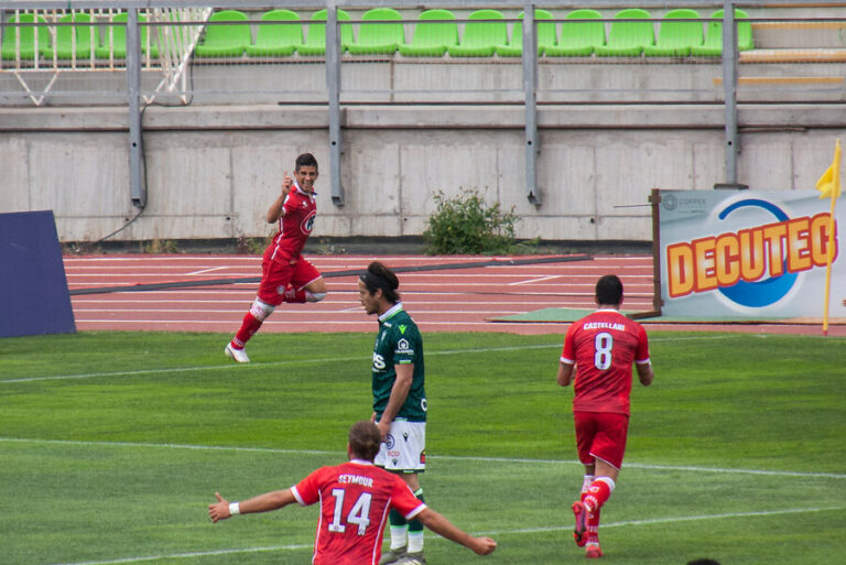 La Calera le mete presión a la UC y es líder tras derrotar de visita a Wanderers