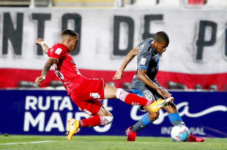VAR ratificó penal para la UC en suspendido partido ante Curicó