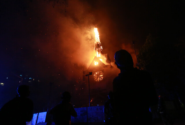 Fiscal señala que no hay detenidos por quema en iglesia de Carabineros: Único arrestado era fotógrafo