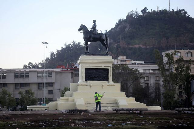 Carabineros aumentará resguardo al monumento a Baquedano con tres escuadrones de Control del Orden Público