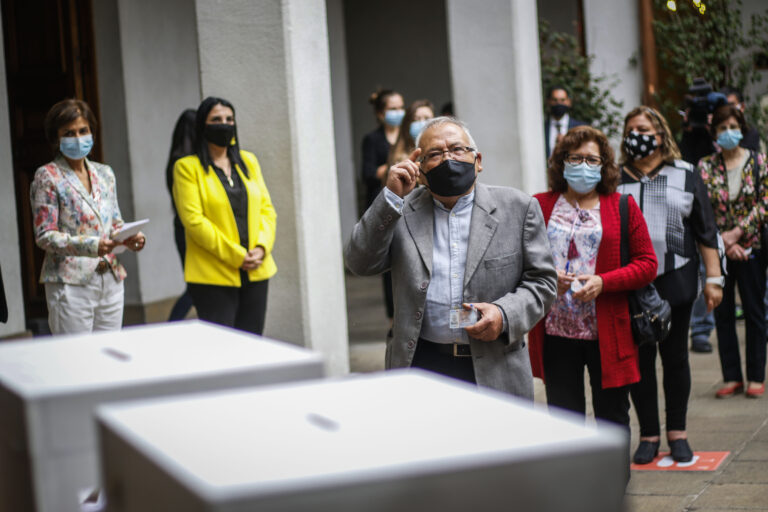 Las 5 medidas que facilitan el voto a adultos mayores en el plebiscito