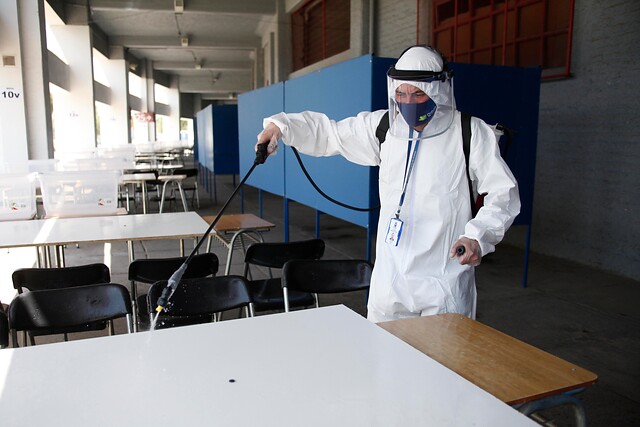 Estadio Nacional: Sanitizan mesas de votación con nanopartículas de cobre para prevenir COVID