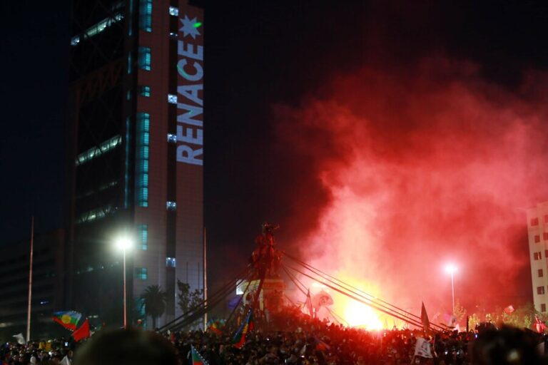 Masiva celebración en Plaza Italia por triunfo del Apruebo en el plebiscito