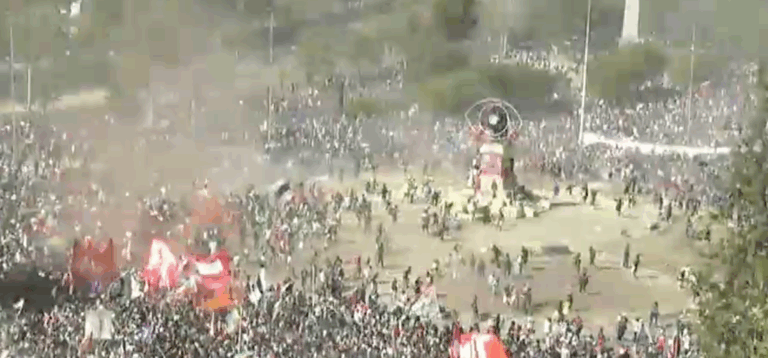 Barristas se enfrentaron en plena manifestación por el 18-O en Plaza Baquedano