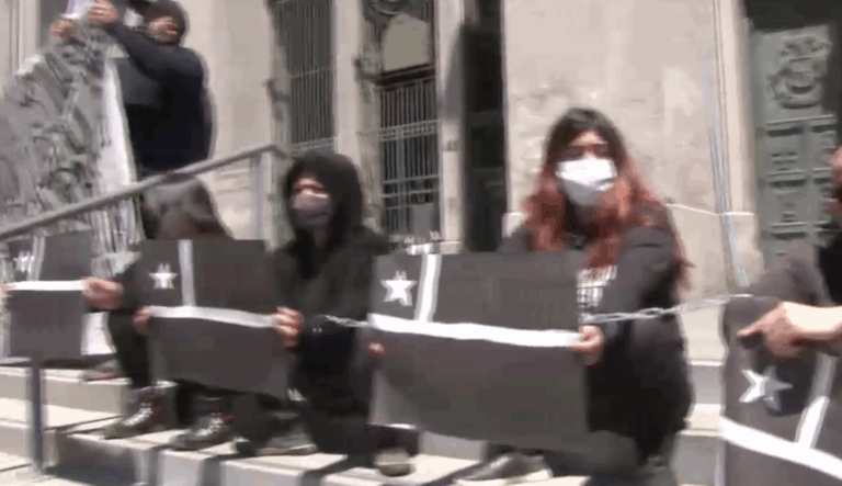 Grupo de personas realiza protesta y se encadena en la catedral de Concepción