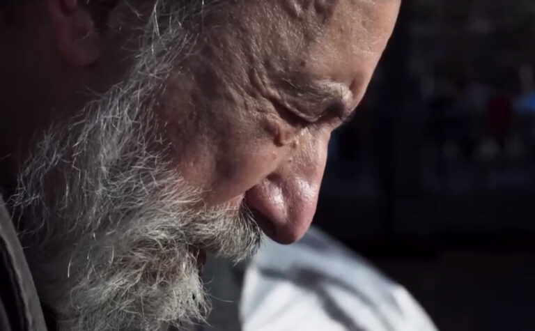 Raúl Zurita participa en franja del plebiscito con video filmado en puente Pío Nono: 