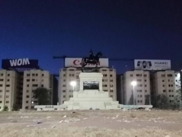 Monumento del general Baquedano vuelve a ser limpiado tras manifestaciones del 18-O