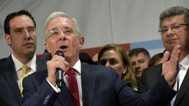 Ex presidente de Colombia, Álvaro Uribe, queda en libertad: Está siendo investigado por fraude procesal y soborno